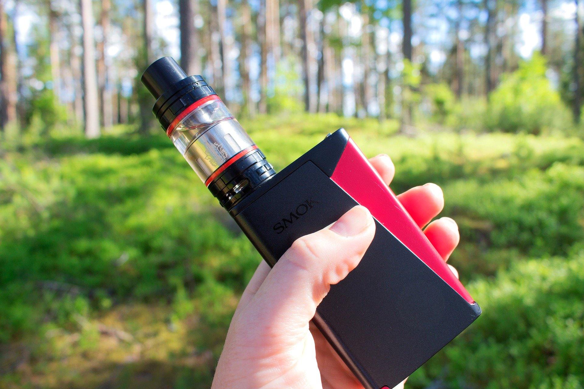 5 Features to Consider in a Device for Your Outdoor Vaping - V8PR.uk
